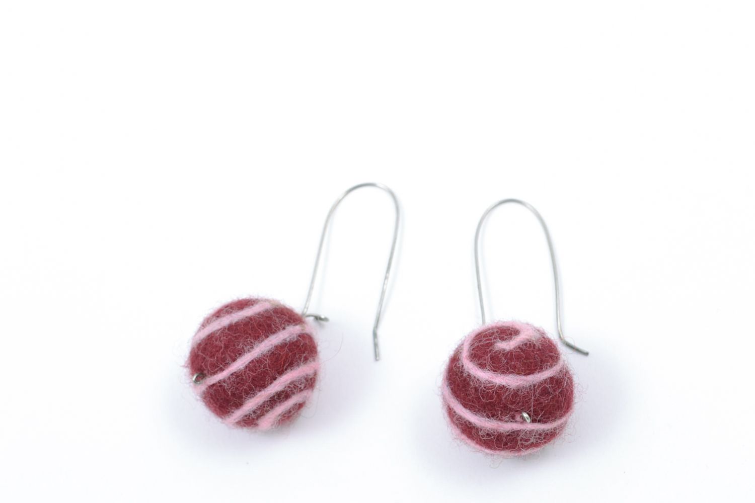 Boucles d'oreilles pendantes en feutre de forme de boules rouge violet faites main photo 3