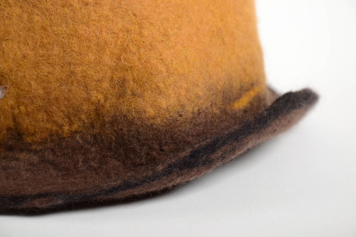 Handmade braune Mütze aus Filzwolle Accessoire für Frauen warme Mütze mit Blume foto 5