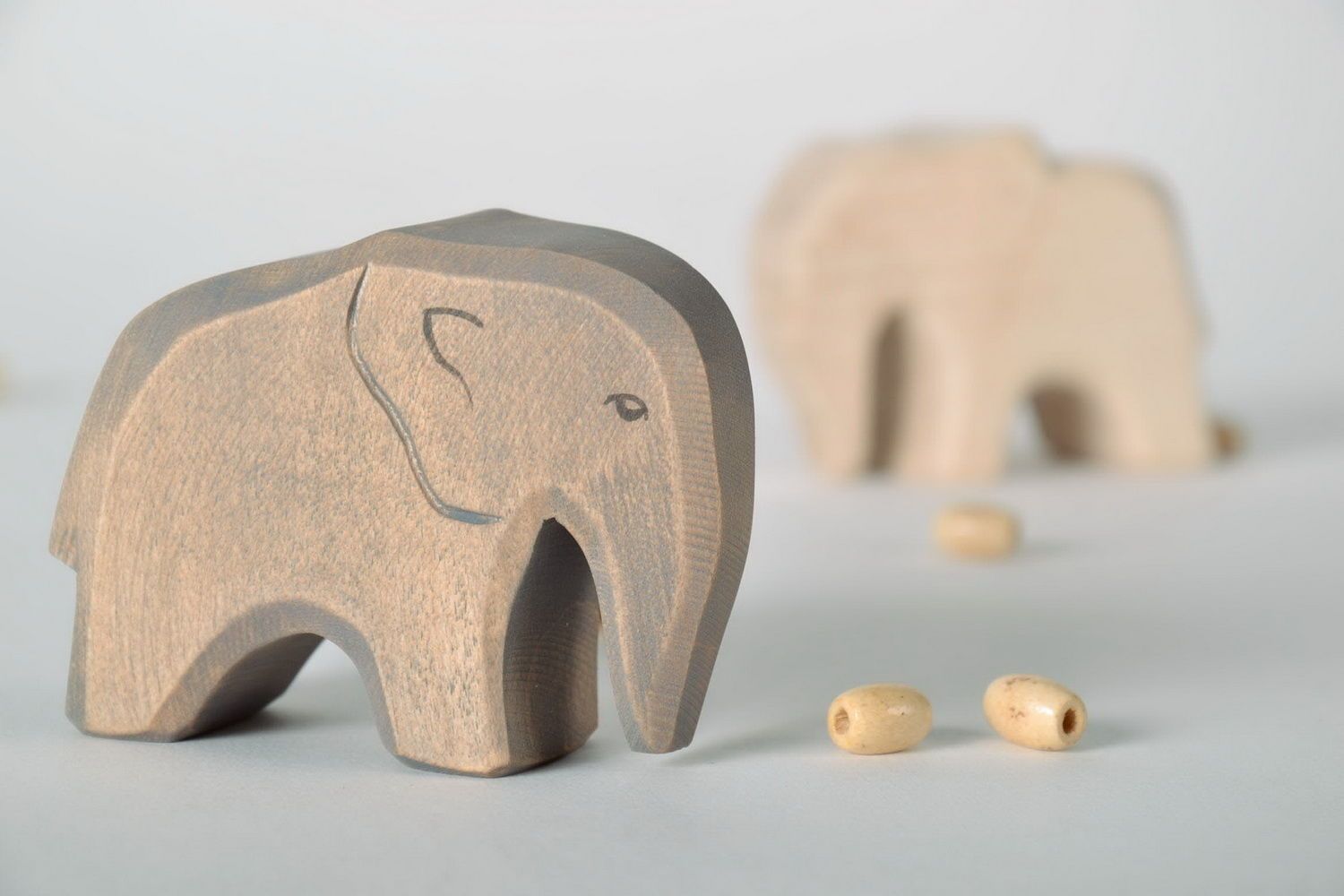 Figurilla artesanal en forma del elefante de madera  foto 2