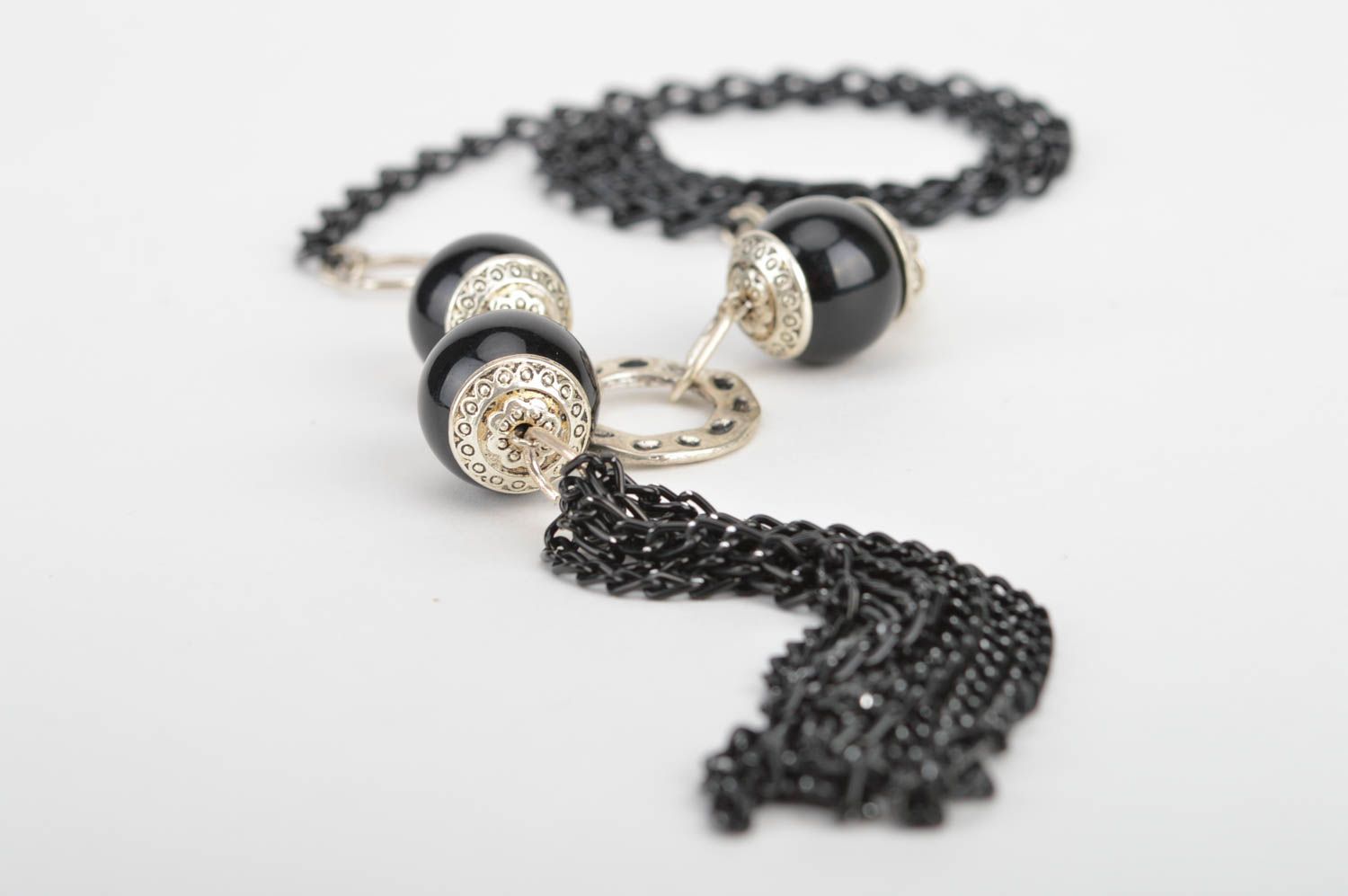 Collar artesanal de abalorios hecho a mano original de cuentas negras y cadena foto 5