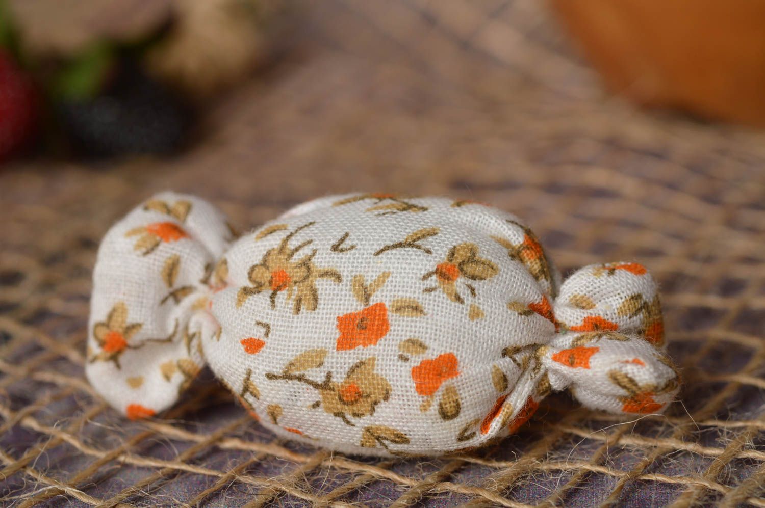 Broche bonbon Bijou fait main fantaisie en tissu motif floral Cadeau fille photo 1