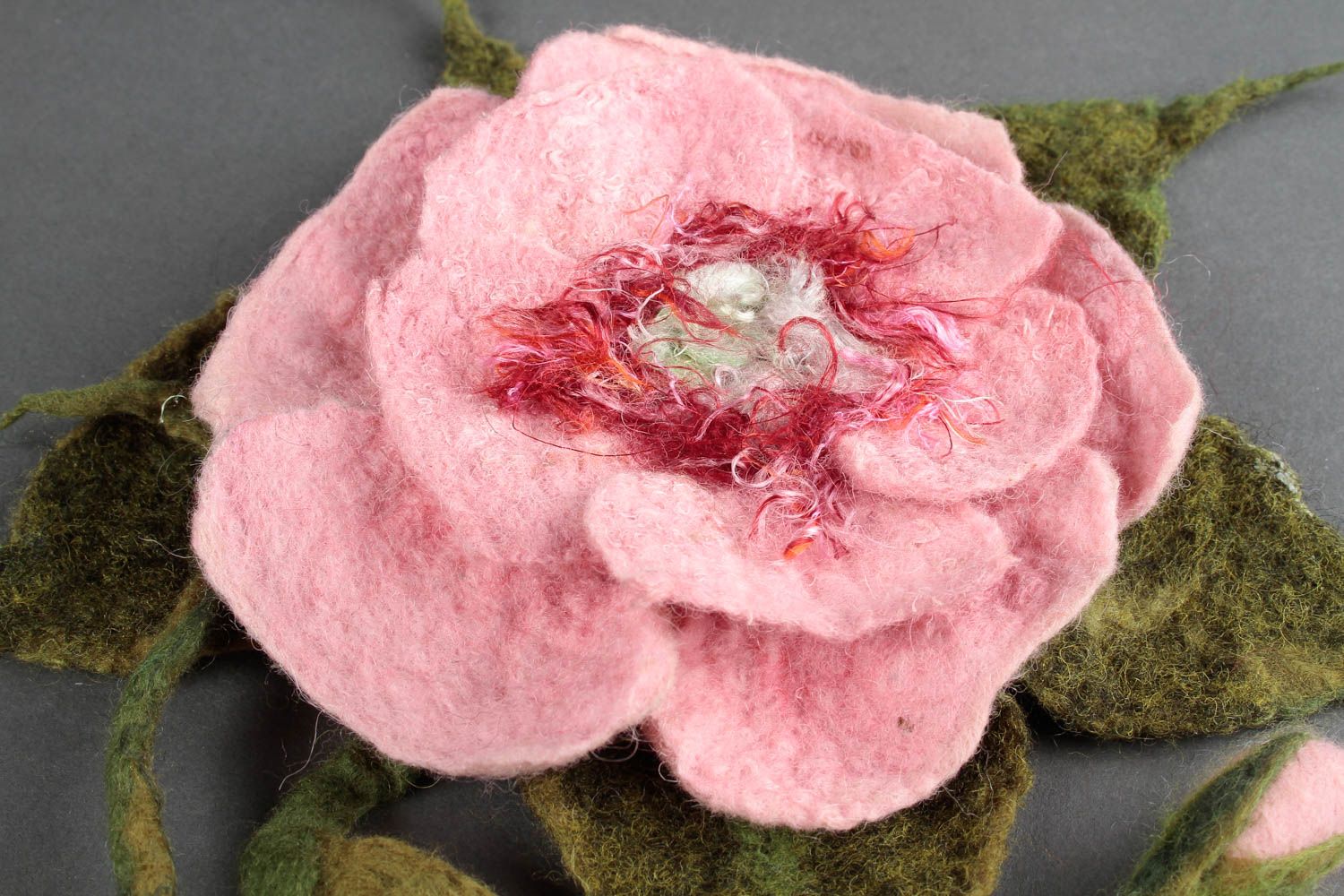 Broche fleur rose Pince cheveux faite main en laine feutrée design Cadeau femme photo 3
