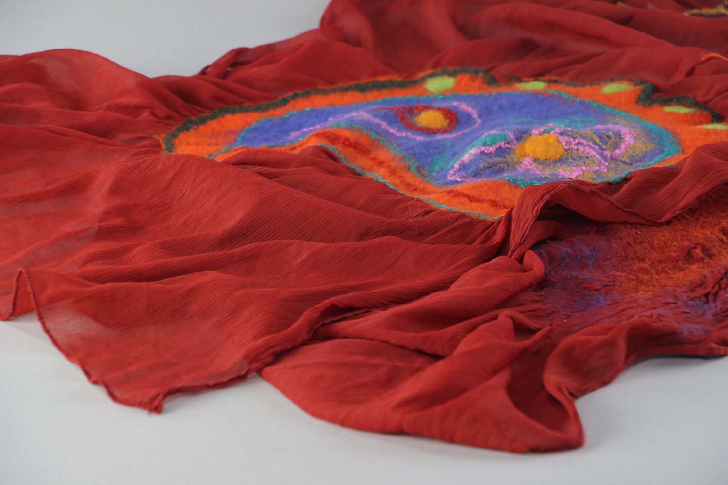 Палантин из шелка шифона и шерсти в технике валяния ручной работы женский бордовый фото 2