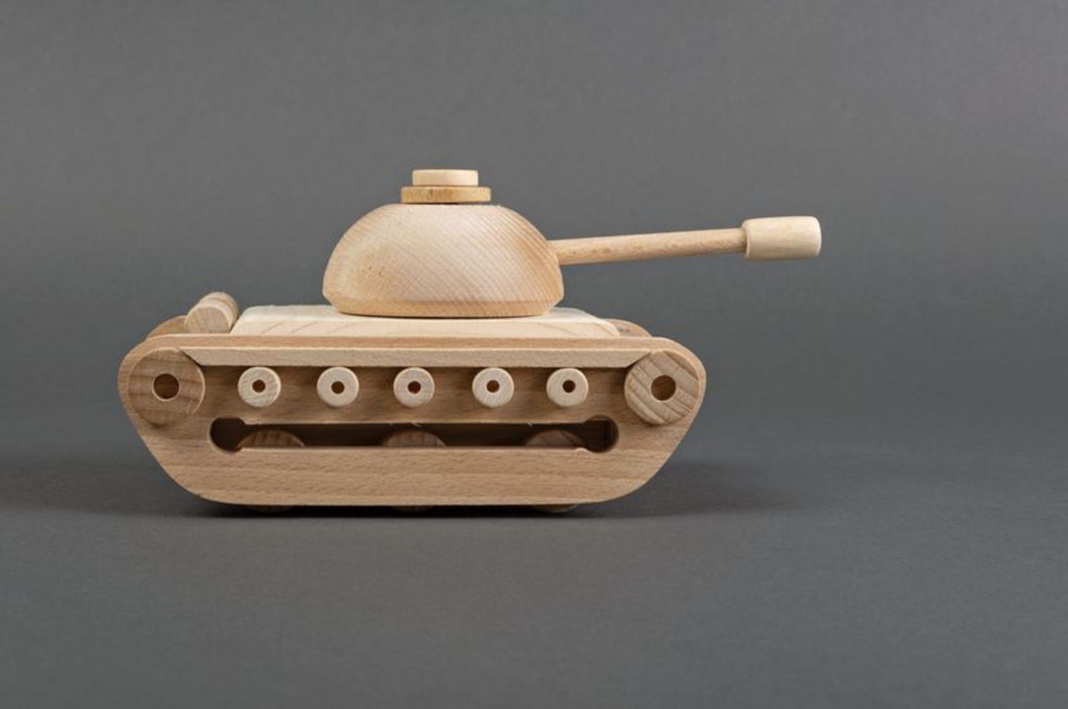 Brinquedo tanque feito de madeira foto 3
