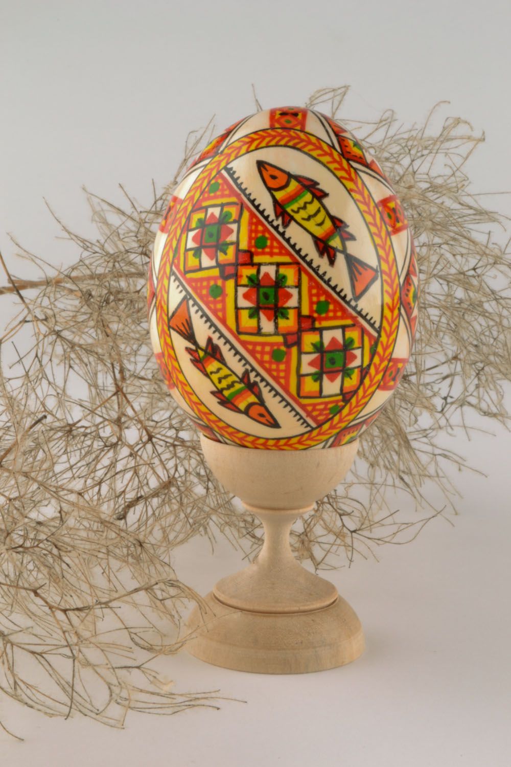 Bemaltes Ei aus Holz mit Ornament foto 1