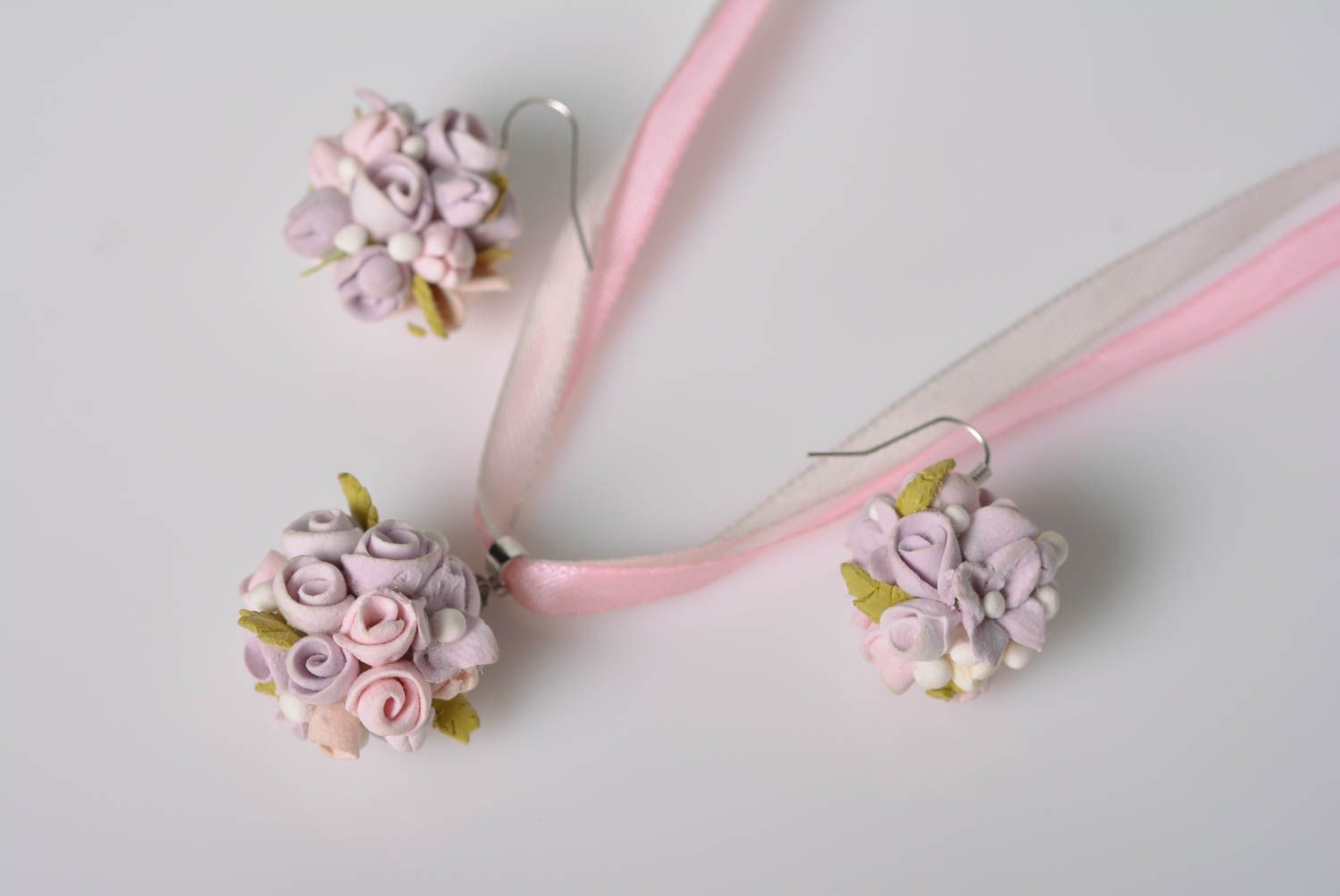 Boucles d'oreilles et collier roses de pâte polymère faits main avec fleurs photo 5