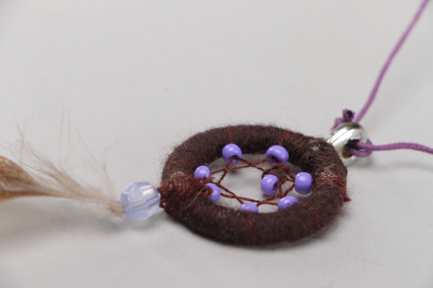Cazador de sueños colgante hecho a mano marrón con pluma natural amuleto de mujeres foto 2