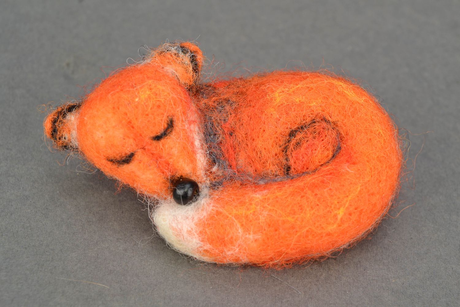 Wool brooch Sleeping Fox photo 1