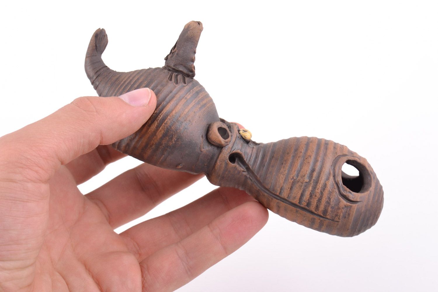 Handmade Statuette aus Ton in Milchbrennen Technik braunes Flusspferd mit Vogel foto 4
