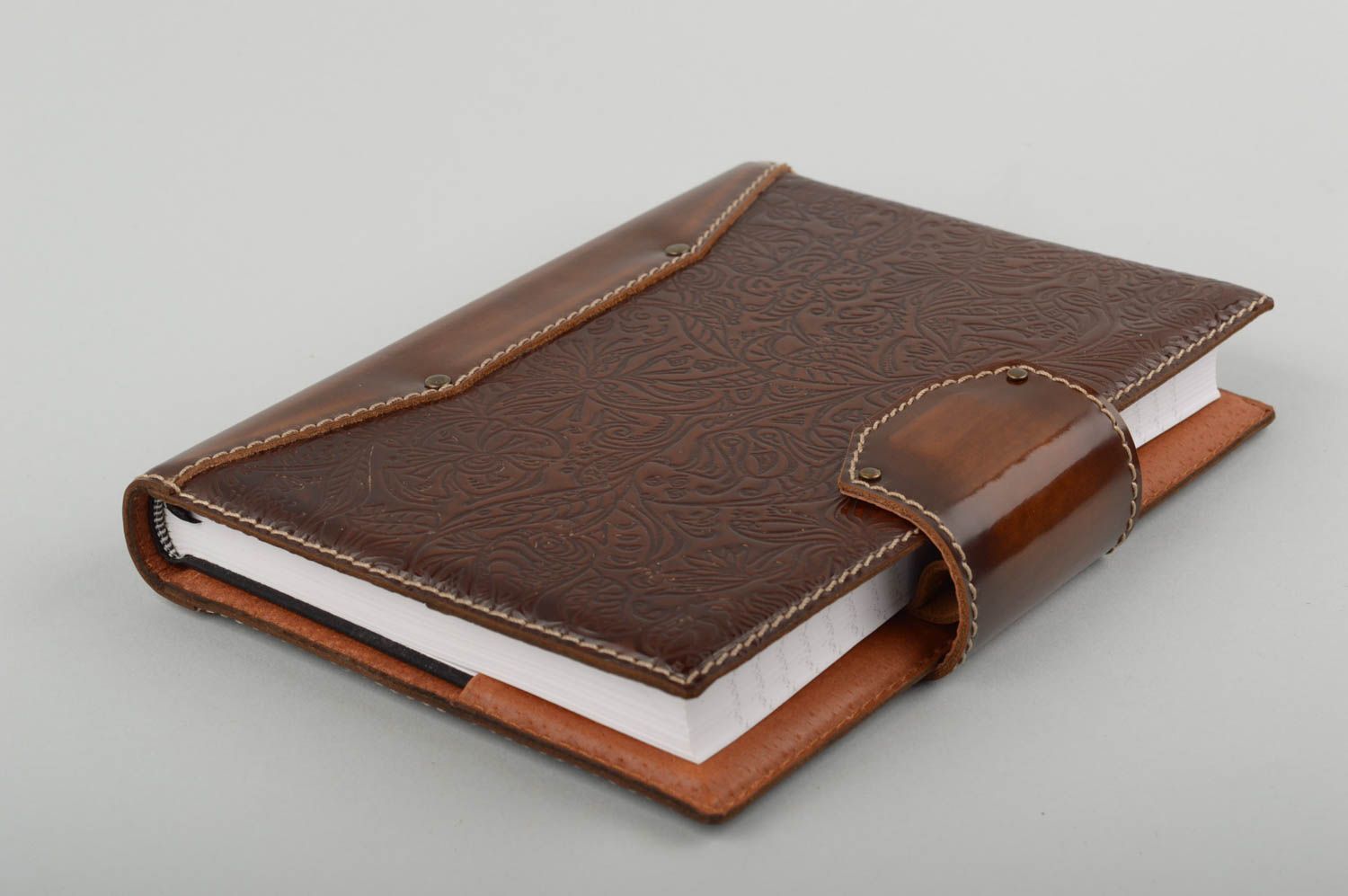 Schönes strenges nützliches handgemachtes Notizbuch aus Leder mit Mustern foto 2