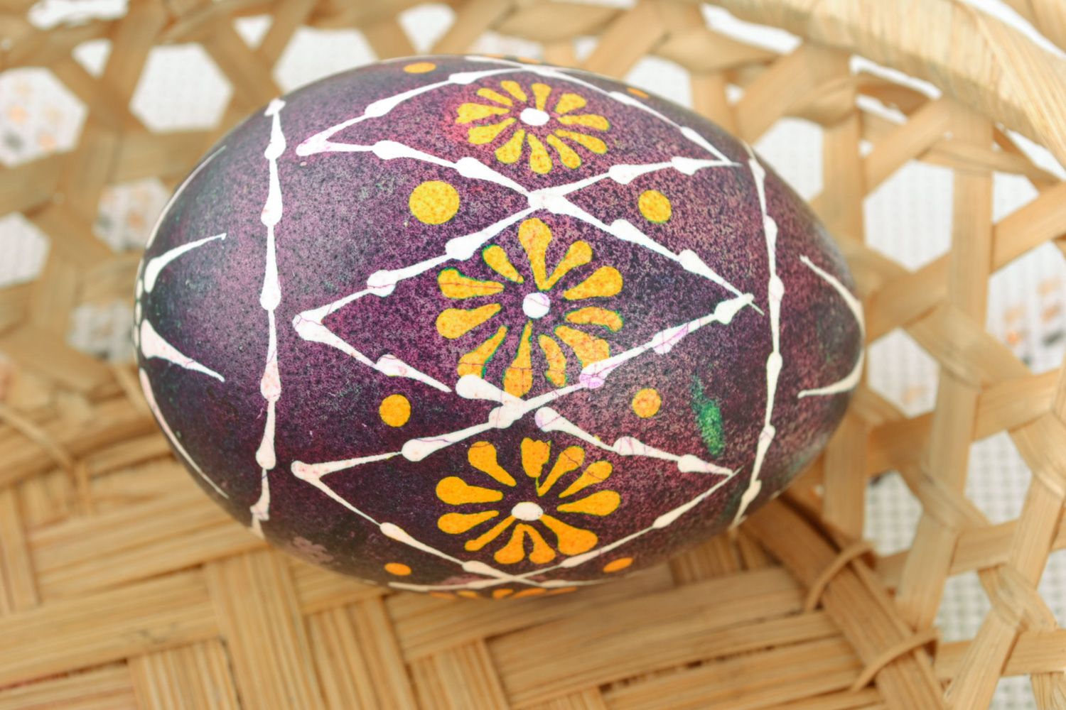 Oeuf de Pâques peint à la cire chaude fait main violet décoration originale photo 1