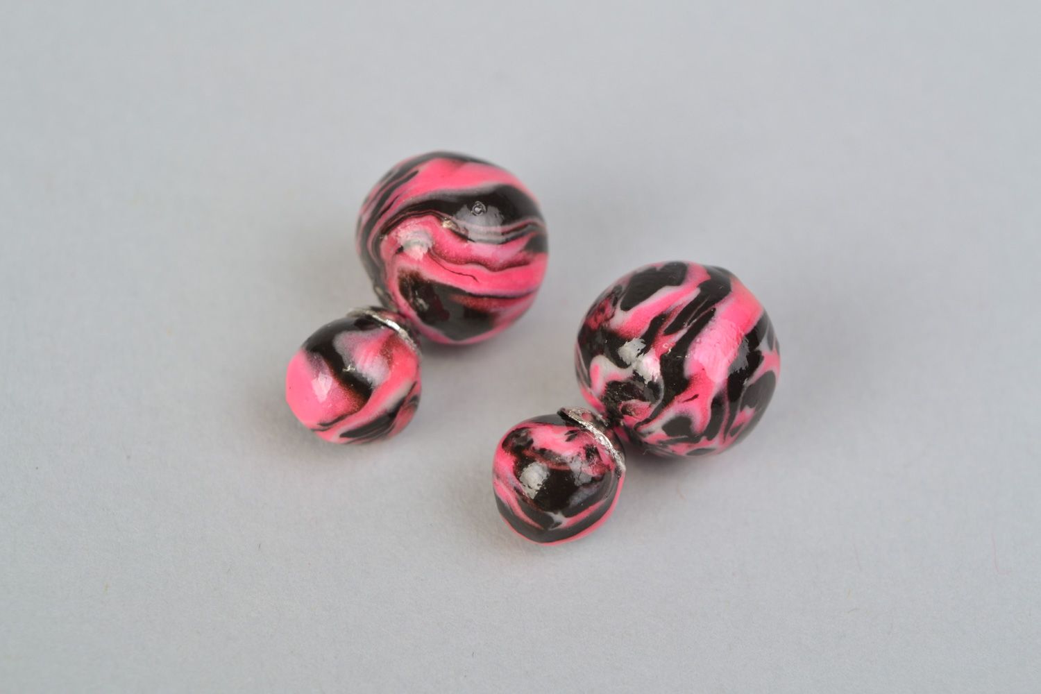 Boucles d'oreilles puces double perle roses et noires faites main pour femme  photo 3
