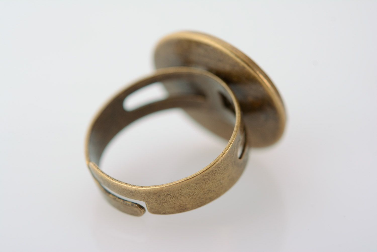 Круглое кольцо с цветком в эпоксидной смоле с регулируемым размером ручной работы фото 3