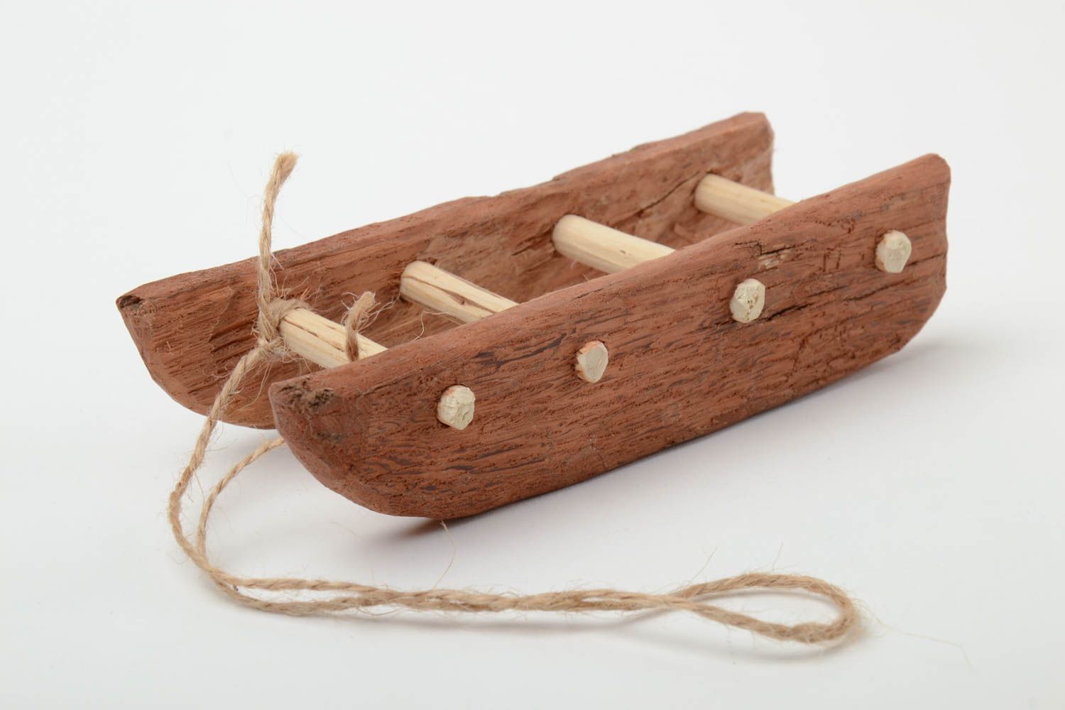 Juguete de madera hecho a mano con forma de trineo para niños y para interior foto 2