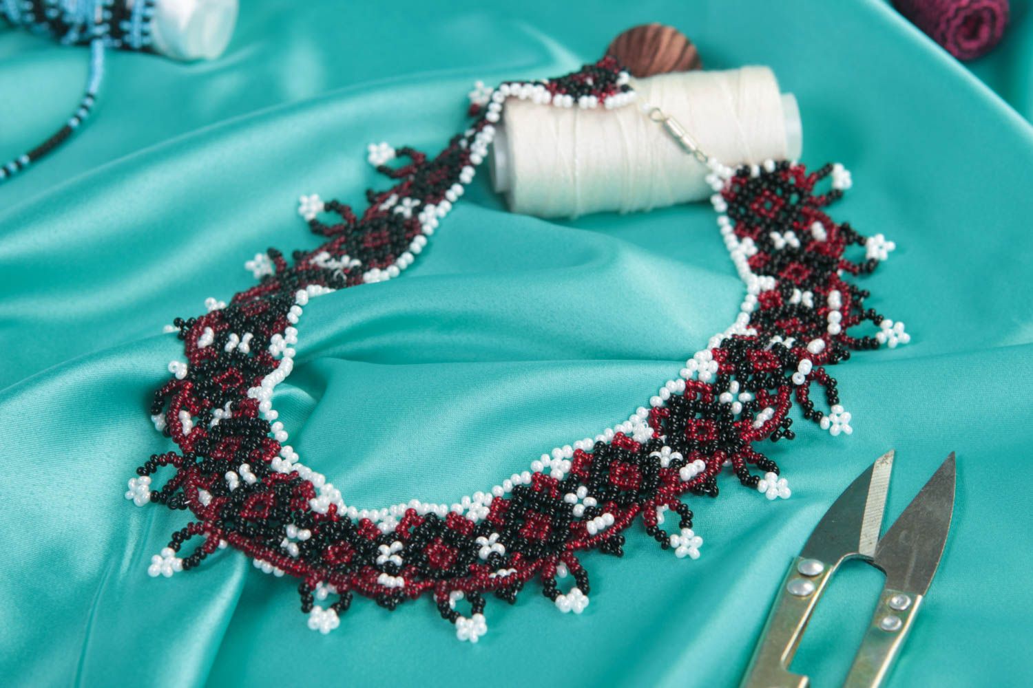 Collier perles de rocaille Bijou fait main rouge blanc noir Cadeau femme photo 1