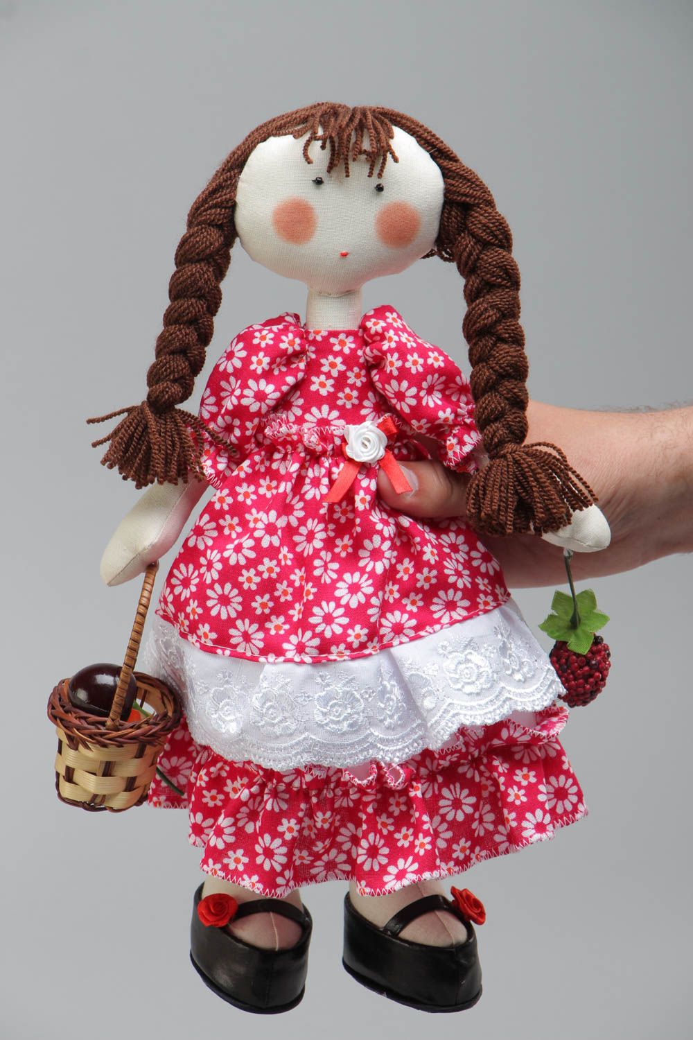 Текстильная кукла в красном платье ручной работы для девочки оригинальная мягкая фото 5