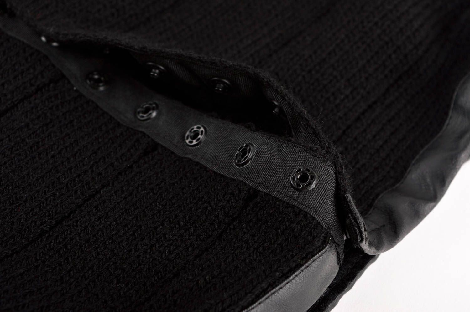 Bufanda artesanal negra prenda de invierno tejida accesorio para mujer  foto 3