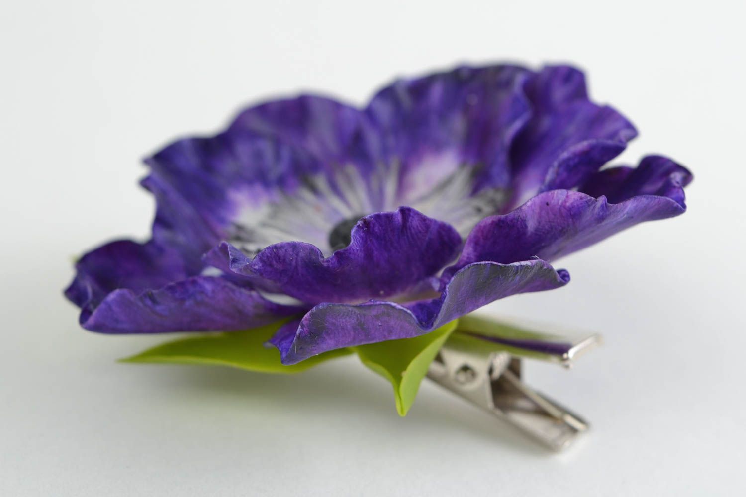 Pinza para el pelo artesanal de porcelana fría con forma de anémona violeta foto 4