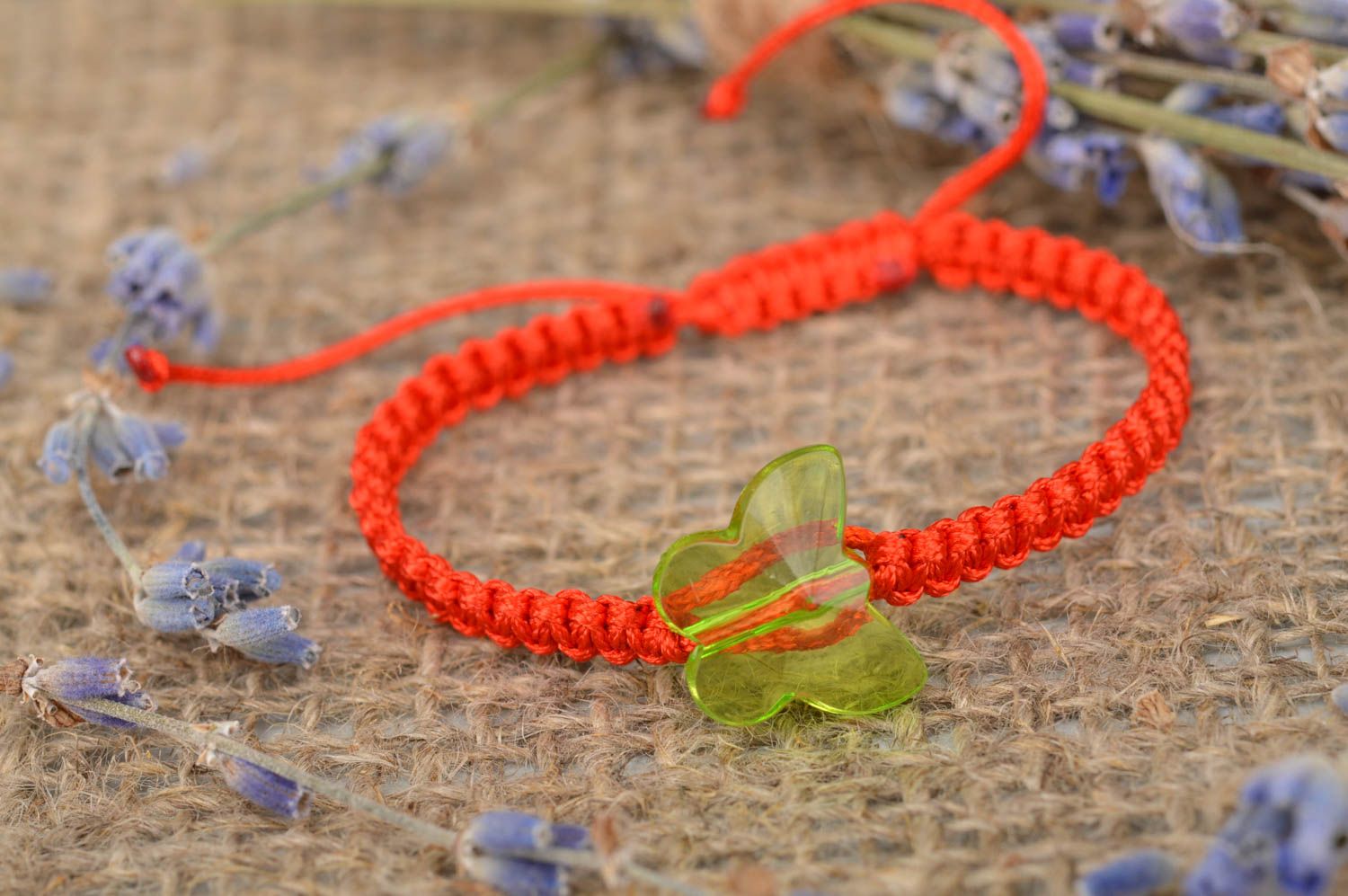 Bracelet tressé rouge en lacet ciré avec papillon en plastique fait main photo 1