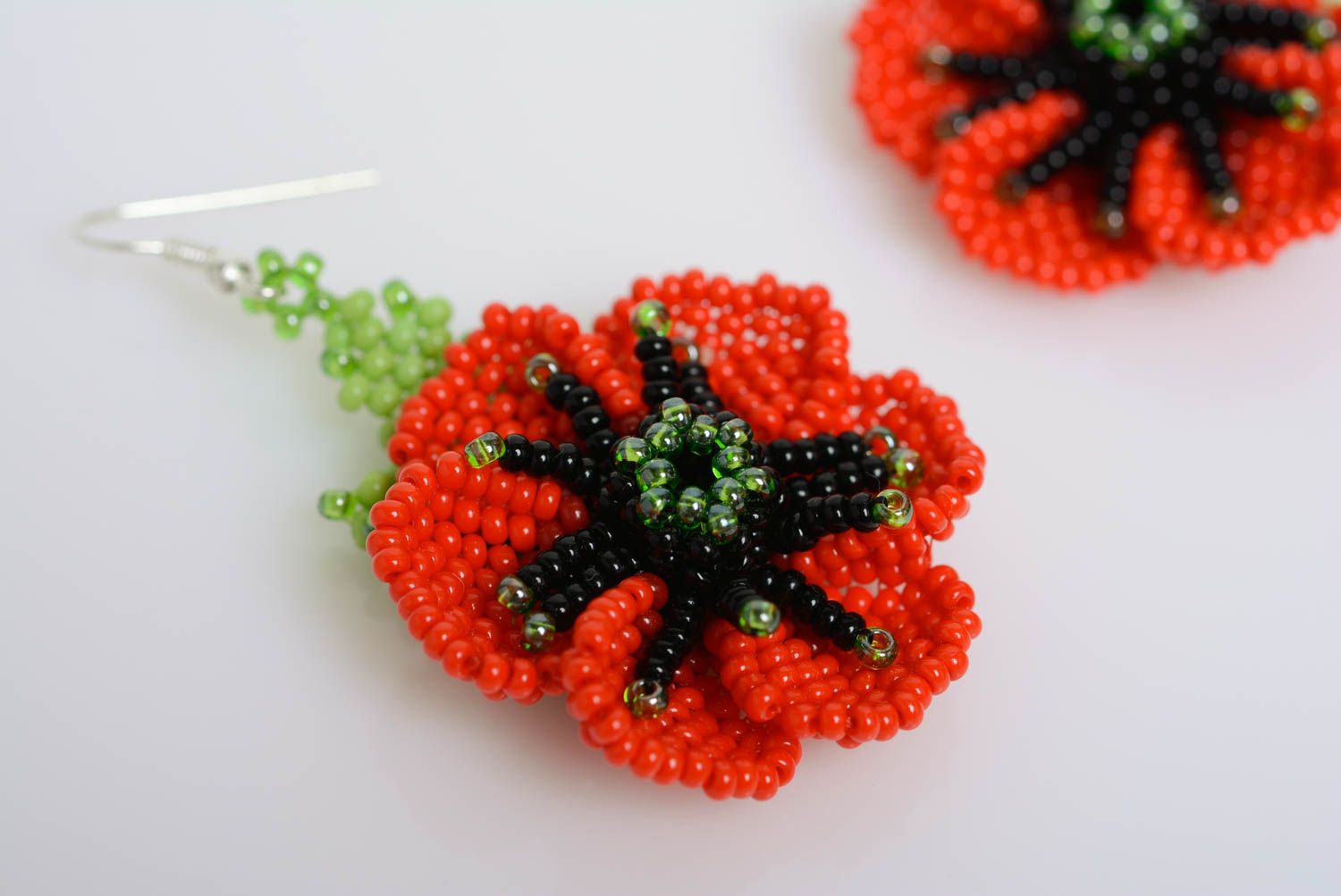 Rote handgemachte Glasperlen Ohrringe Blumen geflochten in Form von Mohnblumen  foto 2