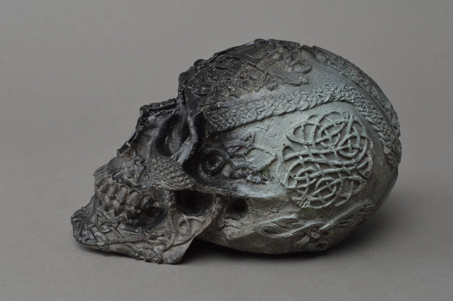 Кельтский череп из гипса черный ручной работы оригинальный настольный декор фото 4