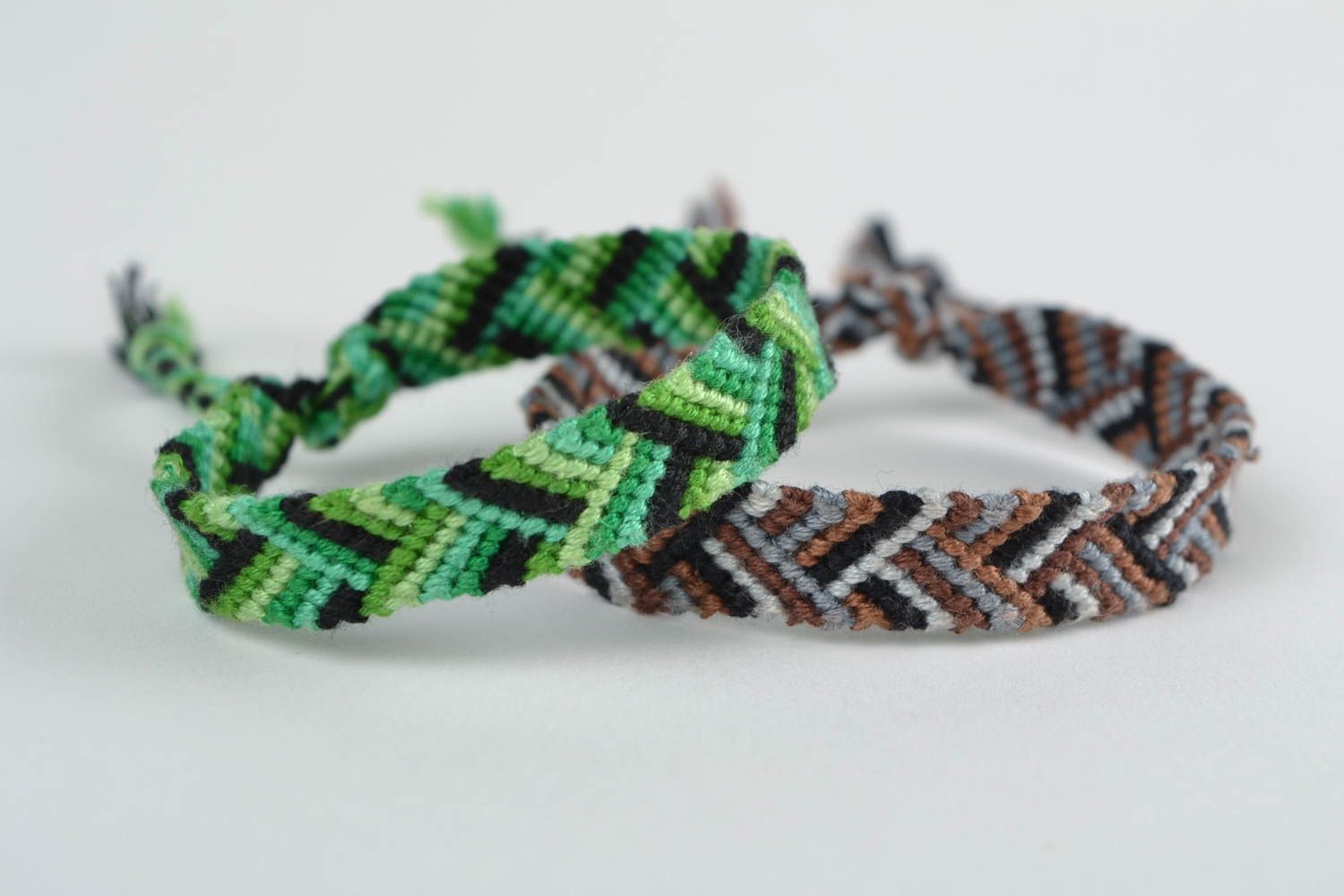 Ensemble de bracelets en macramé faits main vert et brun tressés 2 pièces photo 3