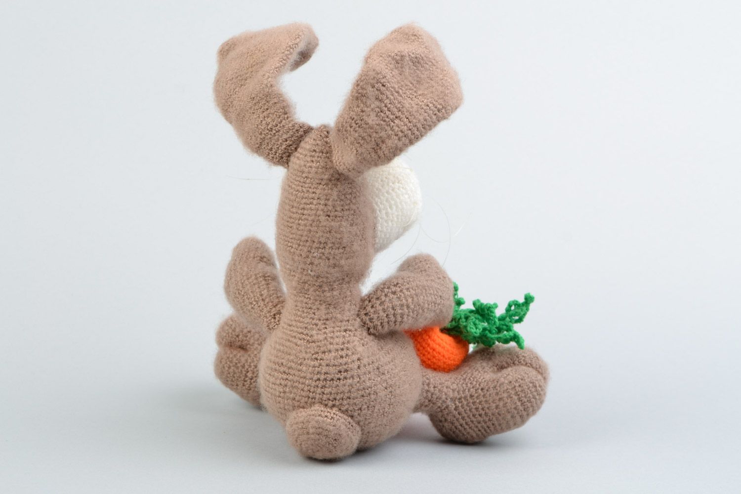 Мягкая вязаная игрушка из мохера и акрила ручной работы Зайка с морковкой фото 5