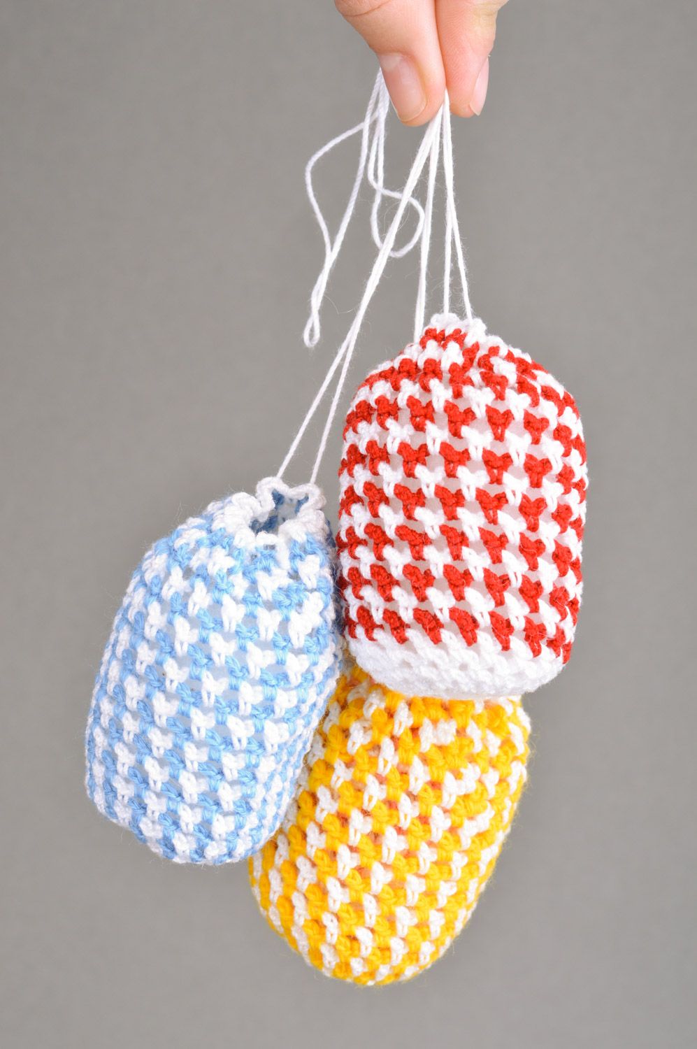 Oeufs de Pâques décoratifs bleu, jaune, rouge tricotés faits main 3 pièces  photo 3