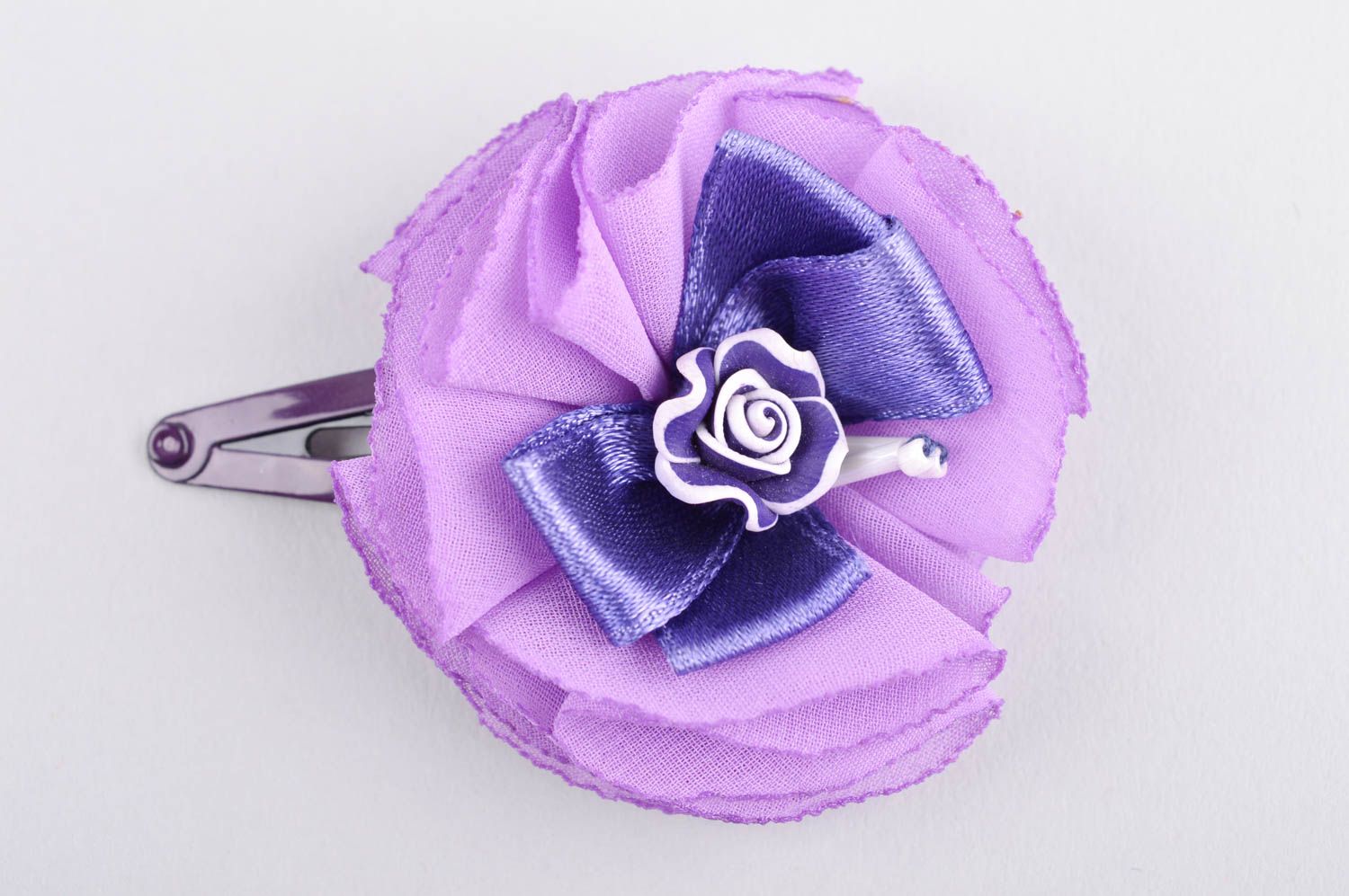 Заколка-цветок бижутерия ручной работы украшение на голову фиолетовое с бантом фото 2