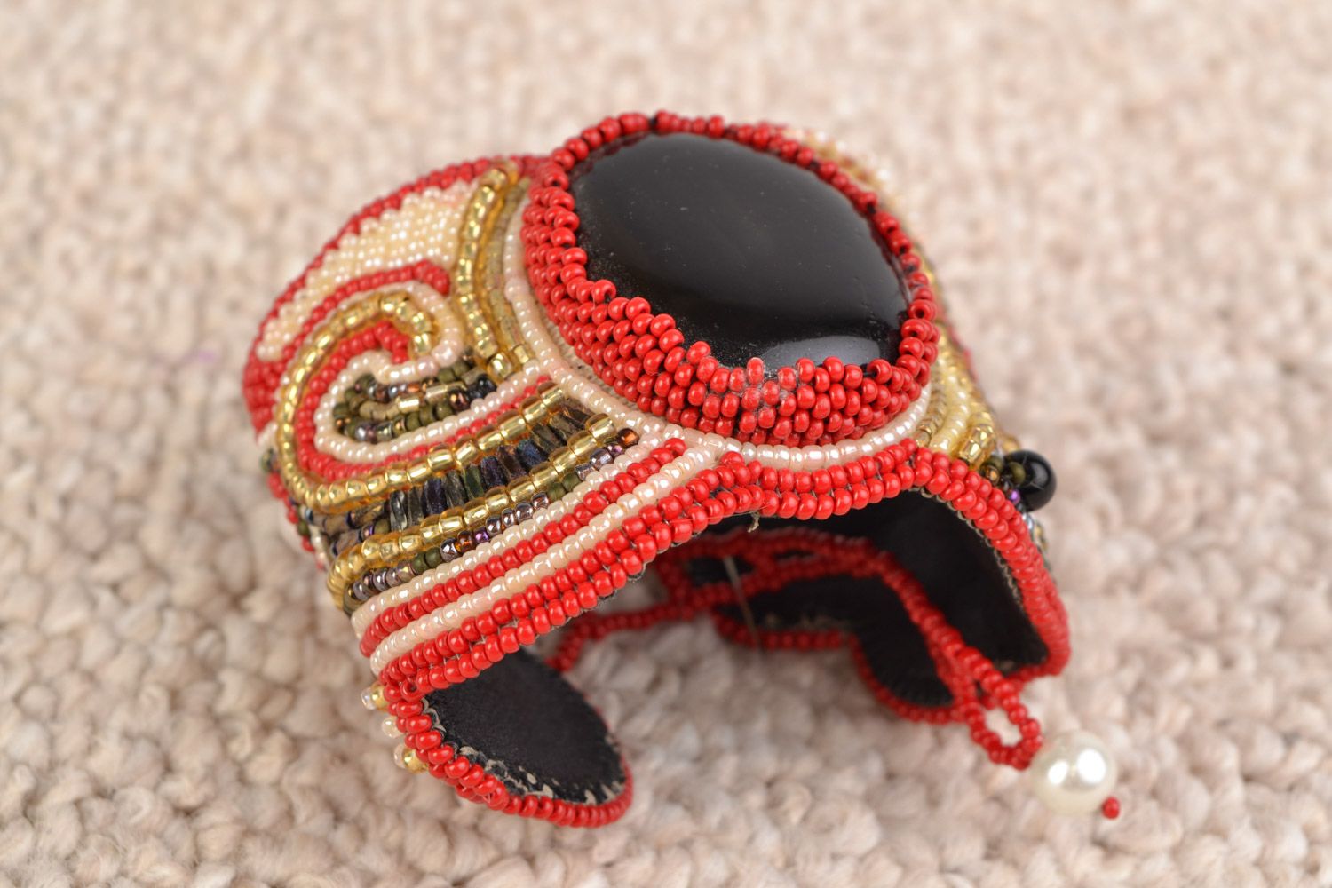 Handgemachtes rotes Armband mit Cabochon Glasperlen Steinen Geschenk für Frauen foto 5