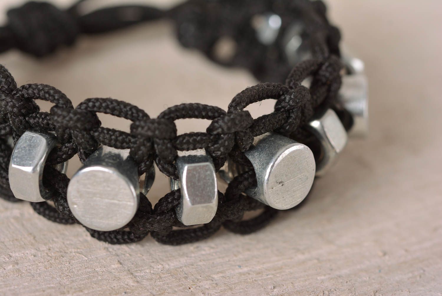 Bracelet original noir Bijou fait main avec écrous métalliques Cadeau pour femme photo 4