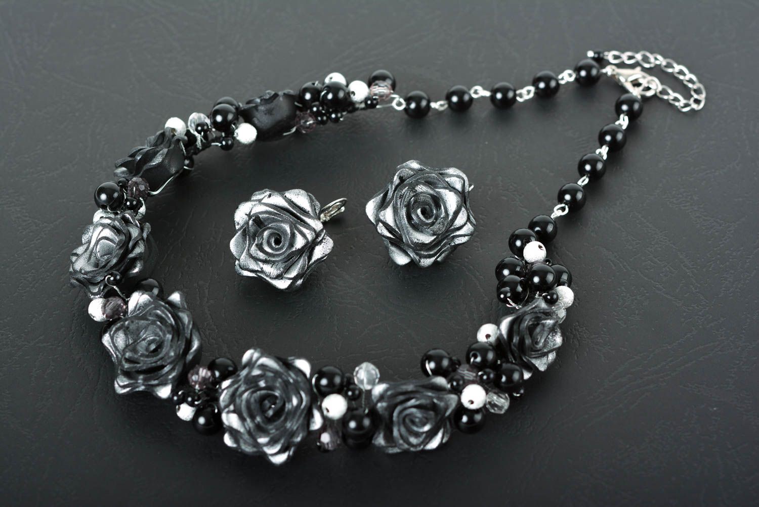 Parure collier boucles d'oreilles Bijoux fait main roses noir-blanc Cadeau femme photo 1