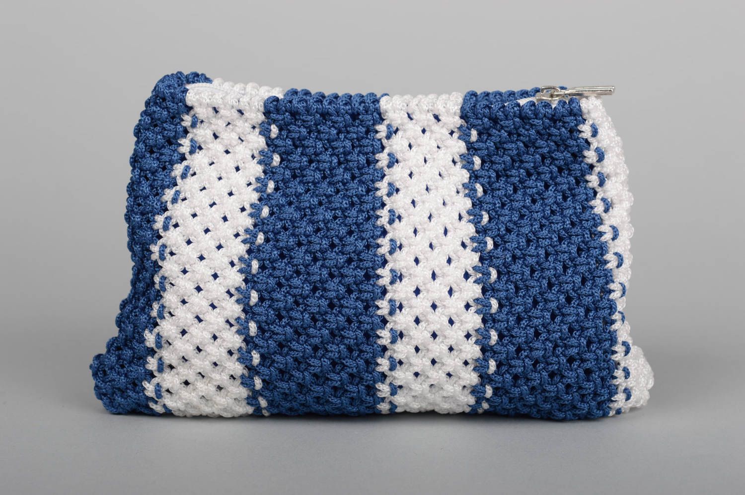 Косметичка ручной работы сумочка для косметики бело синяя изделие из макраме фото 1