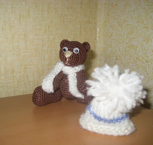 Мягкая вязаная игрушка в виде мишки в шапочке и шарфе для девушки фото 3
