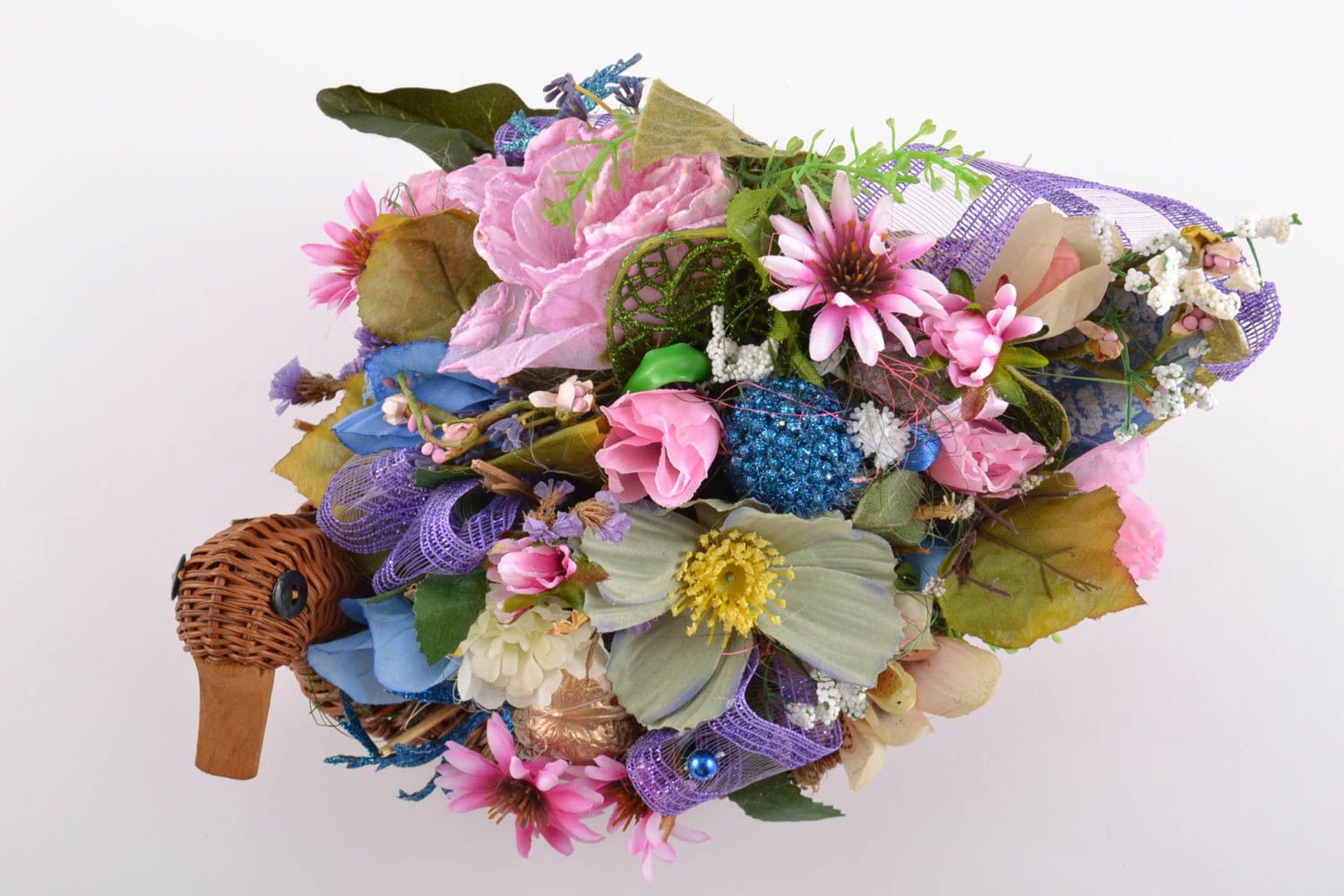 Ikebana de flores artificiales en cesta trenzada con forma de pato artesanal foto 3
