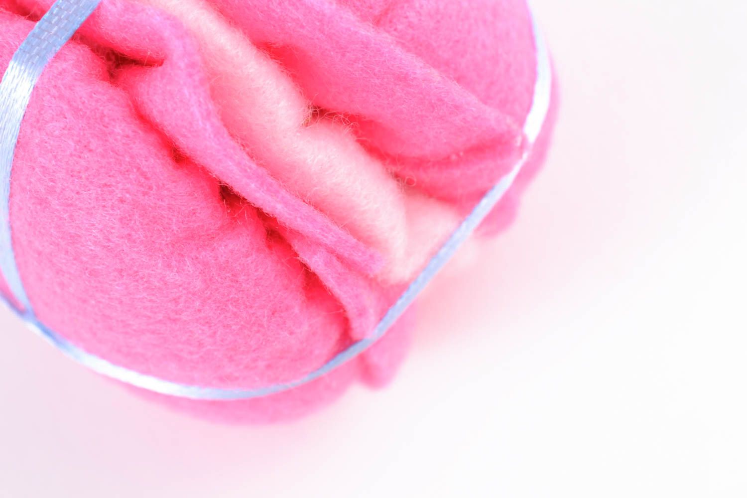Cojín para agujas rosado con forma de pastel de fieltro  foto 5