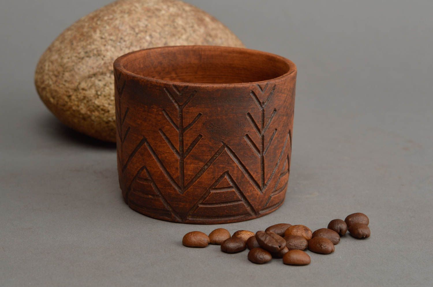 Kleiner brauner Keramik Becher mit Muster aus rotem Ton handgefertigt  foto 1