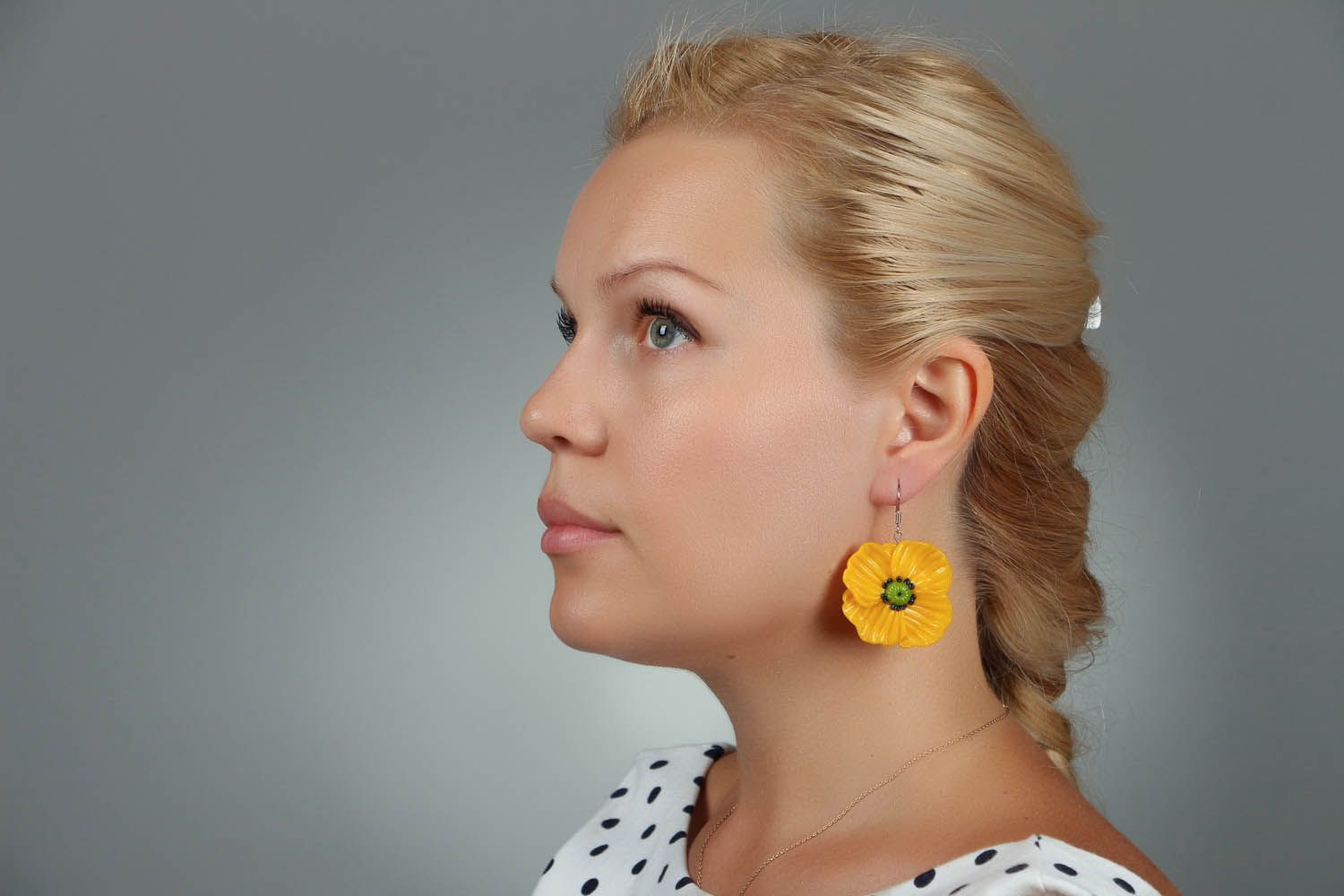 Ohrringe aus Polymerton Gelbe Mohnblume foto 4
