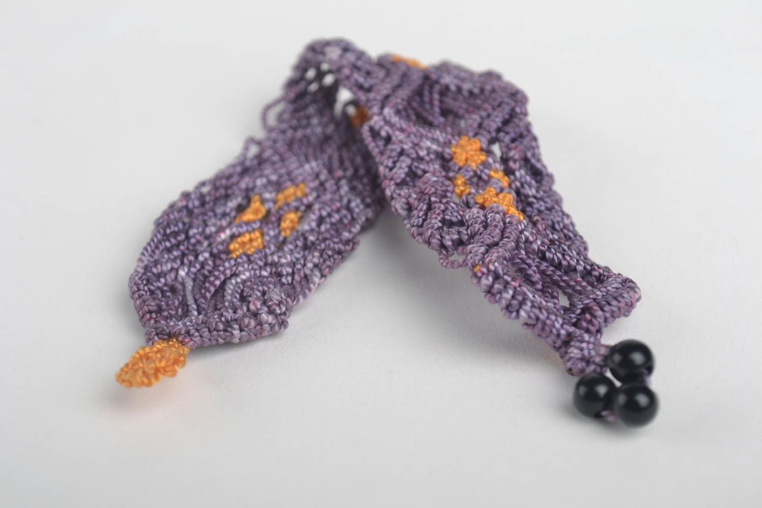 Pulsera hecha a mano de hilos violeta accesorios de moda bisutería artesanal foto 2