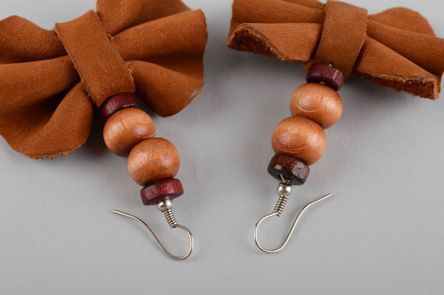 Boucles d'oreilles pendantes Bijoux fait main en cuir noeuds marron Cadeau femme photo 5