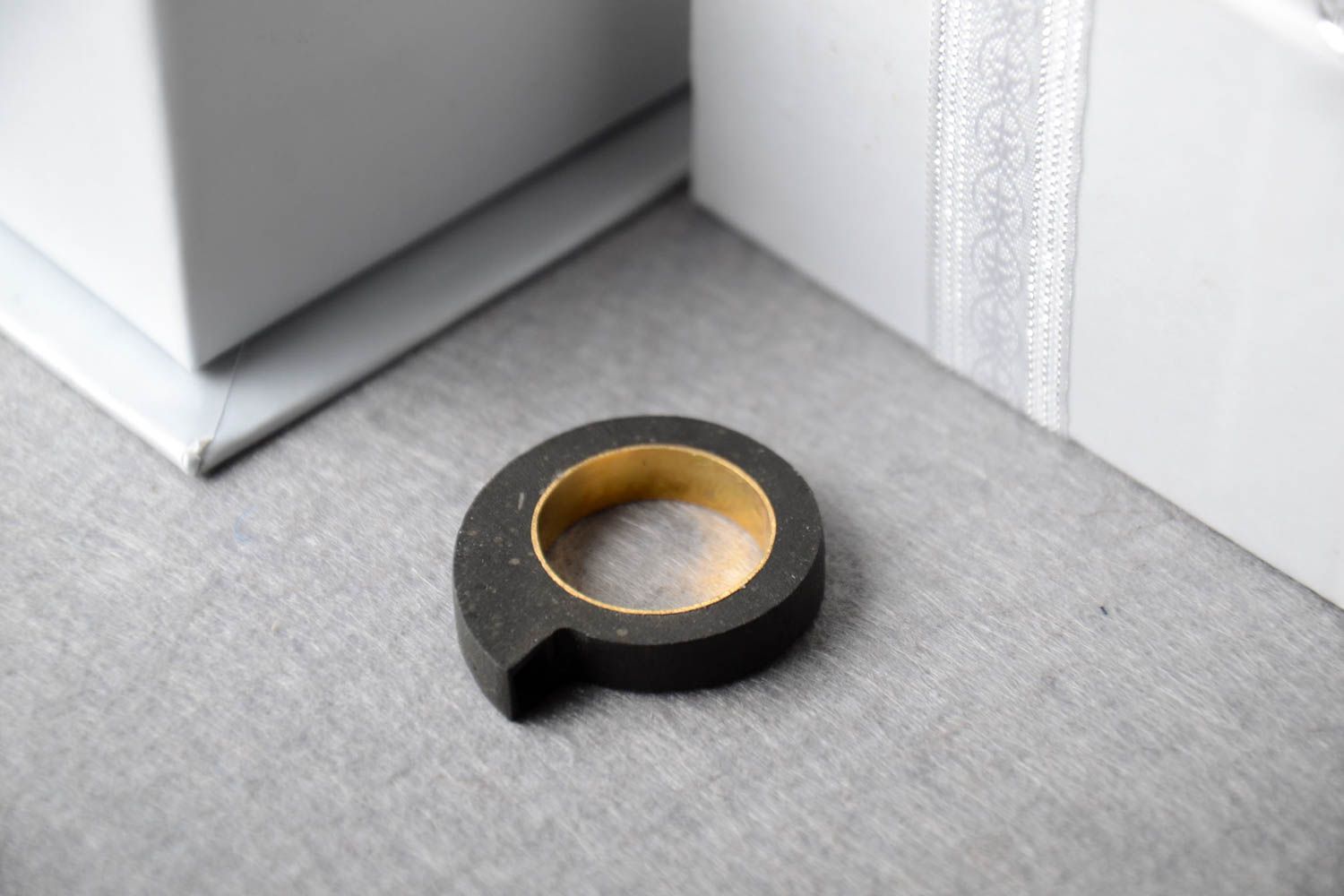 Бетонное кольцо ручной работы массивное украшение черный женский перстень фото 1