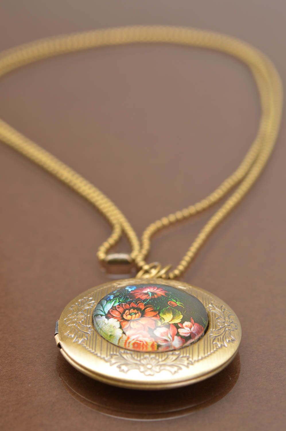 Pendentif porte-photo rond sur chaîne en métal motif floral fait main original photo 2