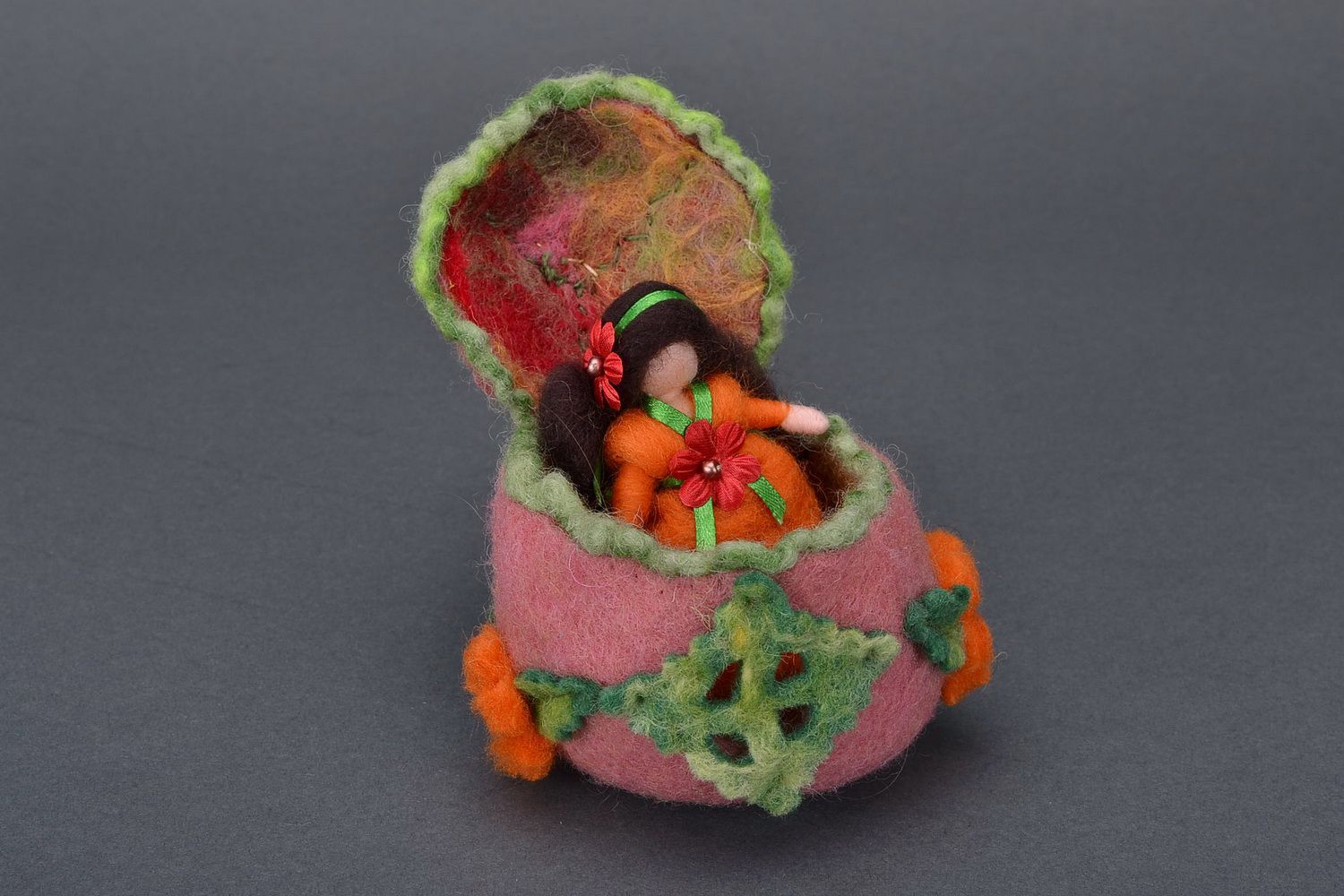 Bambola in casa di lana fatta a mano pupazzo tessile originale da bambina foto 3