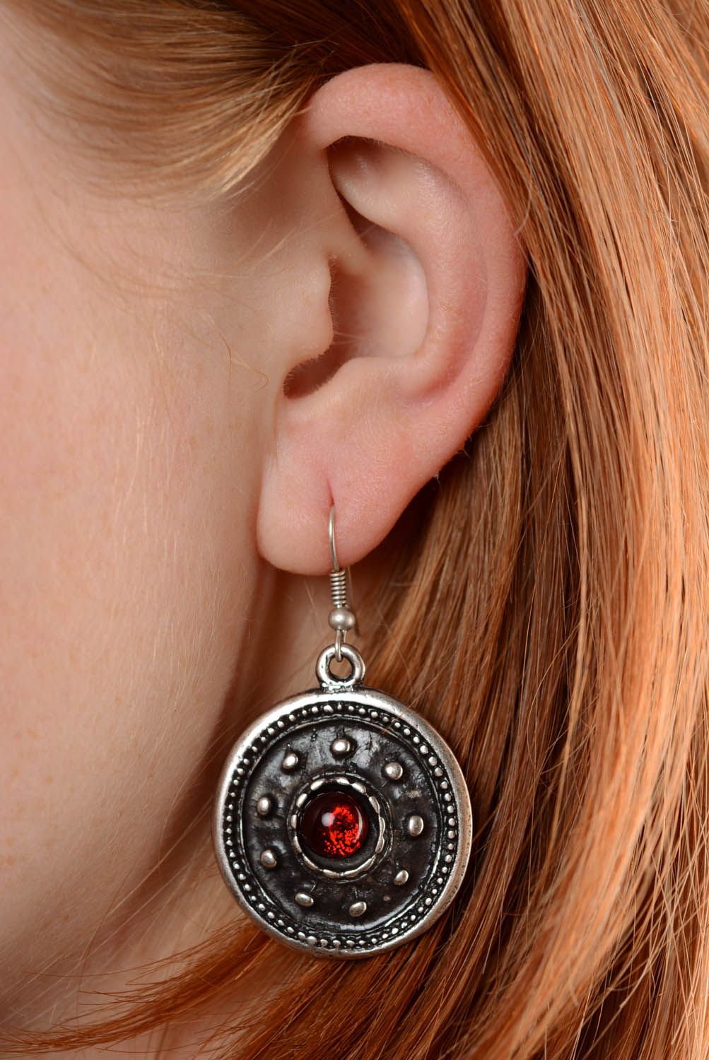 Boucles d'oreilles originales Polovtsiennes rouges en métal photo 5