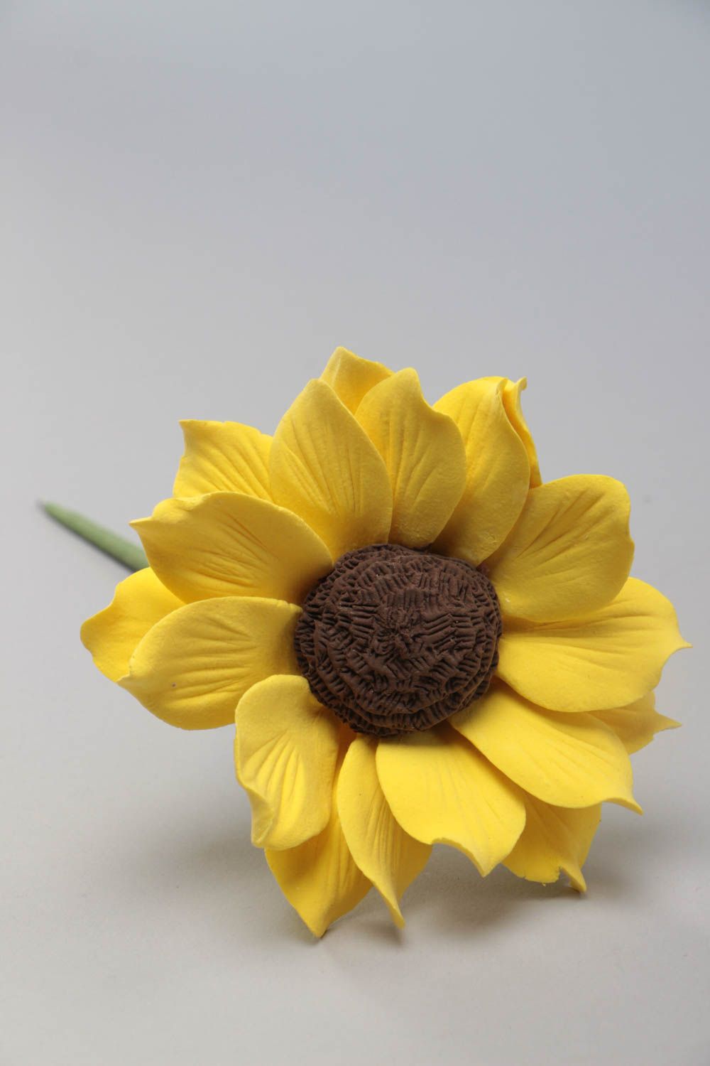 Искусственный цветок из полимерной глины в виде подсолнуха ручной работы фото 2