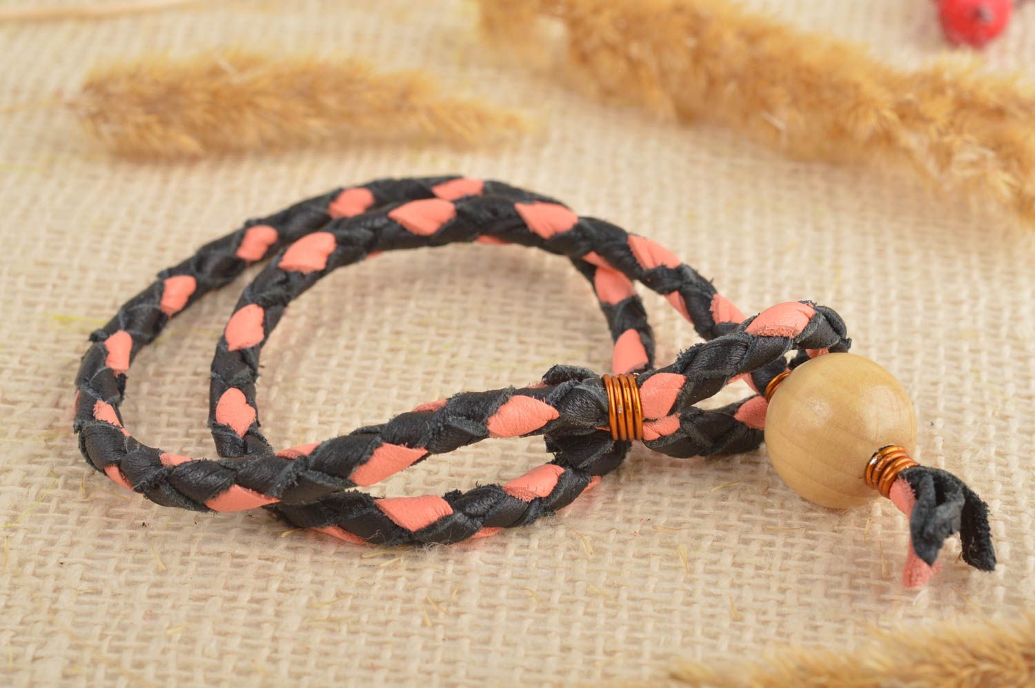 Bracelet cuir Bijou fait main noir rose avec perle en bois Accessoire femme photo 1
