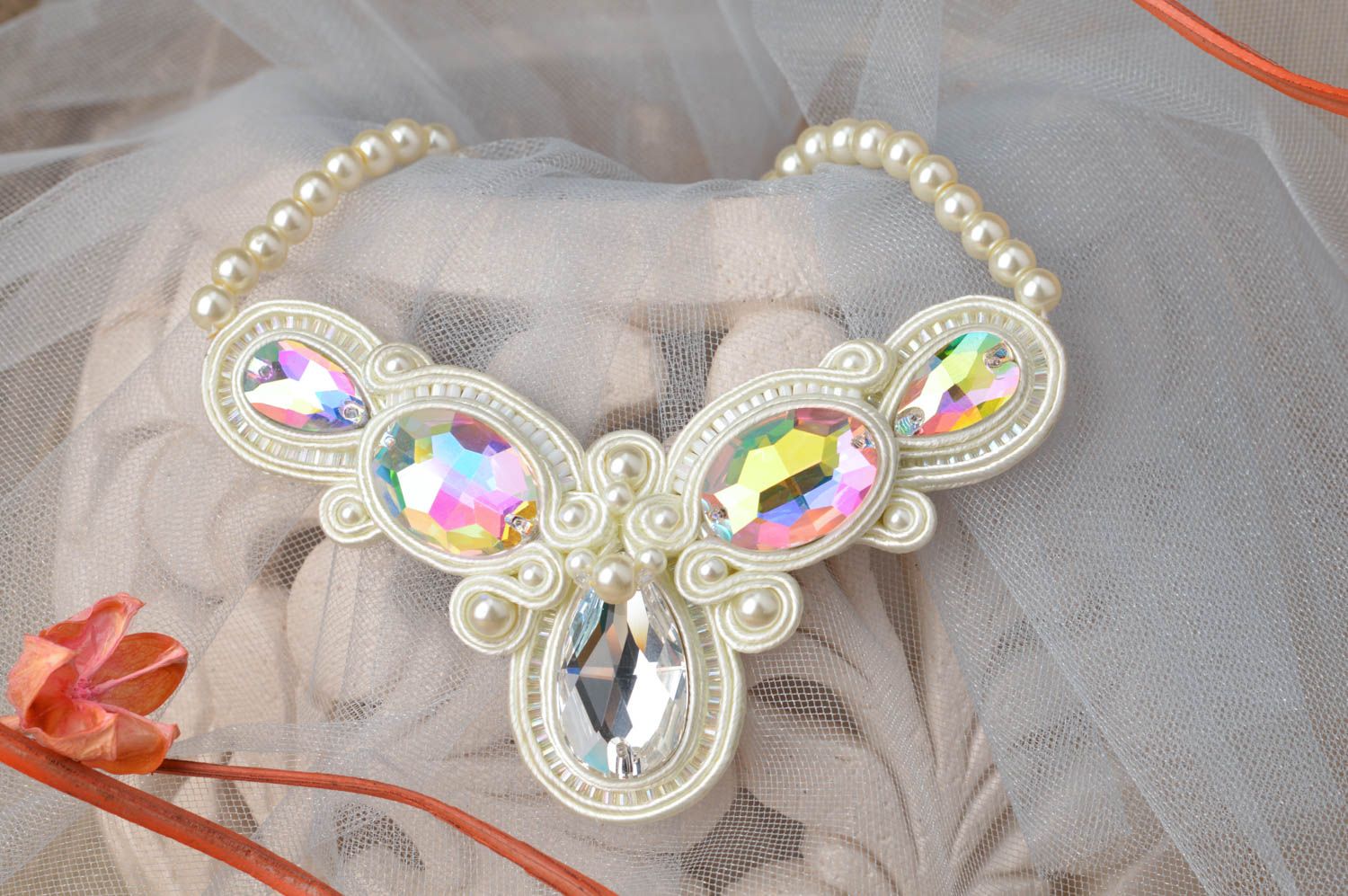 Joli collier soutache festif fait main blanc avec cristaux accessoire cadeau photo 1
