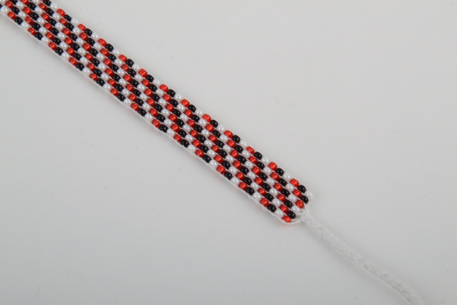 Handgemachtes mehrreihiges Armband aus Glasperlen und Garn in Schwarz und Rot  foto 3