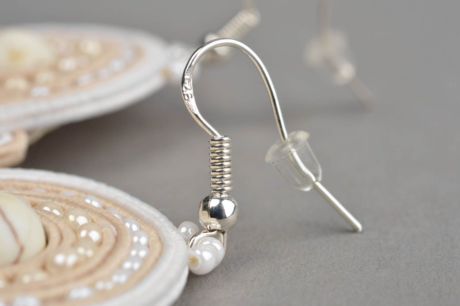 Boucles d'oreilles en soutache faites main en cordons et rubans avec perles photo 4