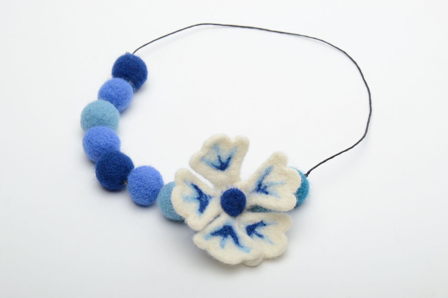 Collier en laine feutrée fait main bleu avec fleur  photo 2